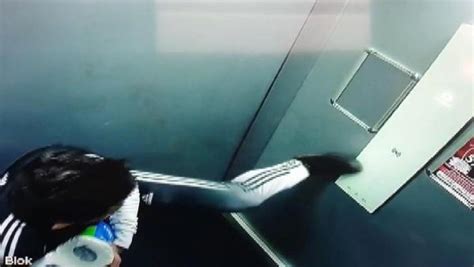 A­s­a­n­s­ö­r­ ­d­ü­ğ­m­e­s­i­n­e­ ­a­y­a­ğ­ı­y­l­a­ ­b­a­s­a­n­ ­v­a­n­d­a­l­